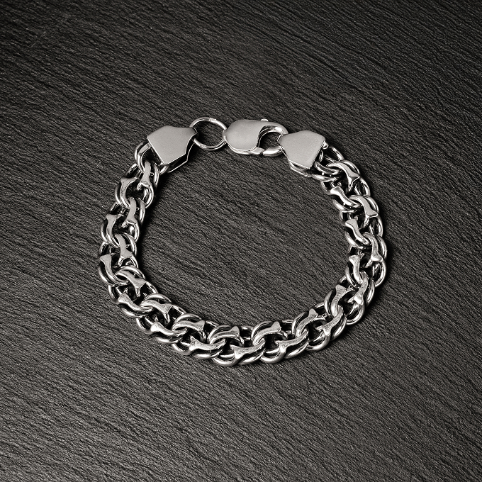 Срібні прикраси на руках